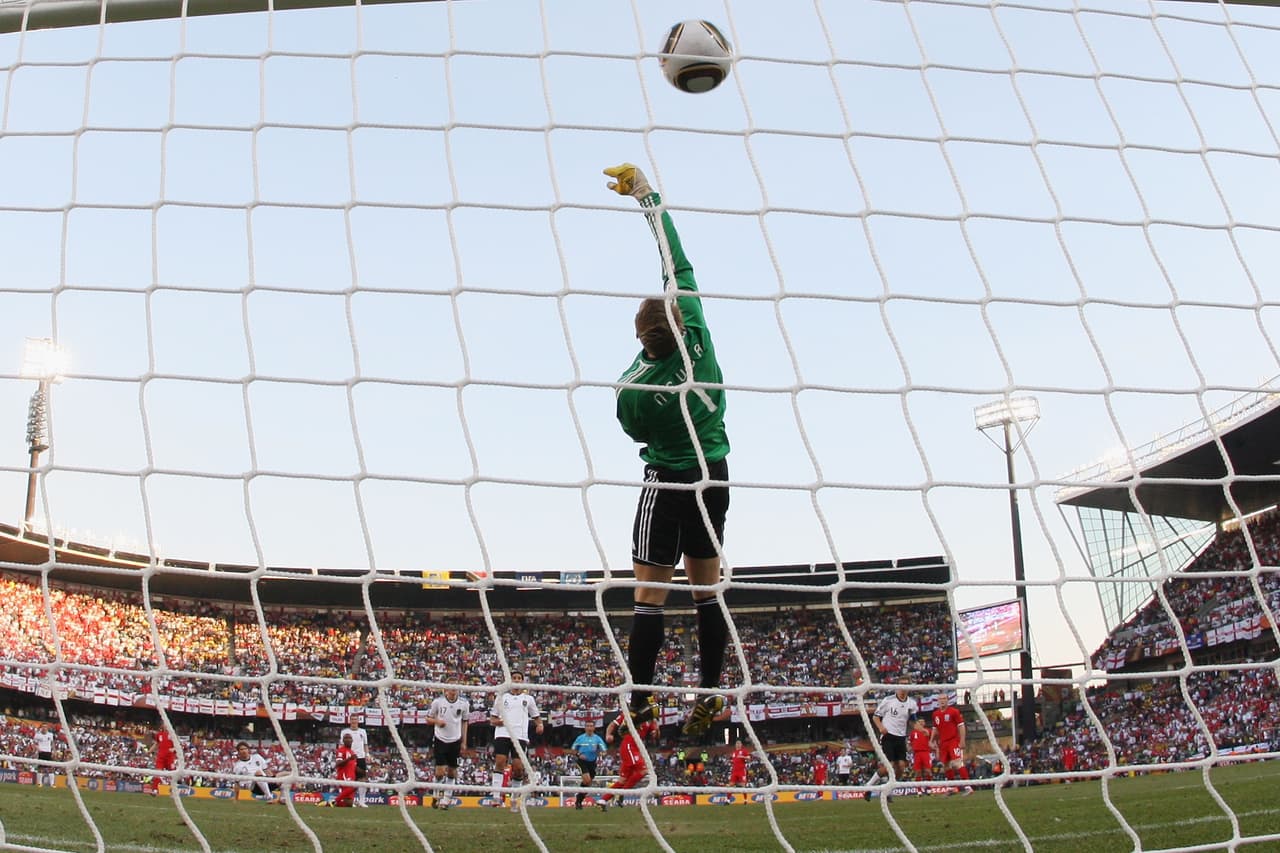 Pero el rebote del balón salió de la portería y esto confundió al cuerpo de colegiados encabezado por el uruguayo Jorge Larrionda.
