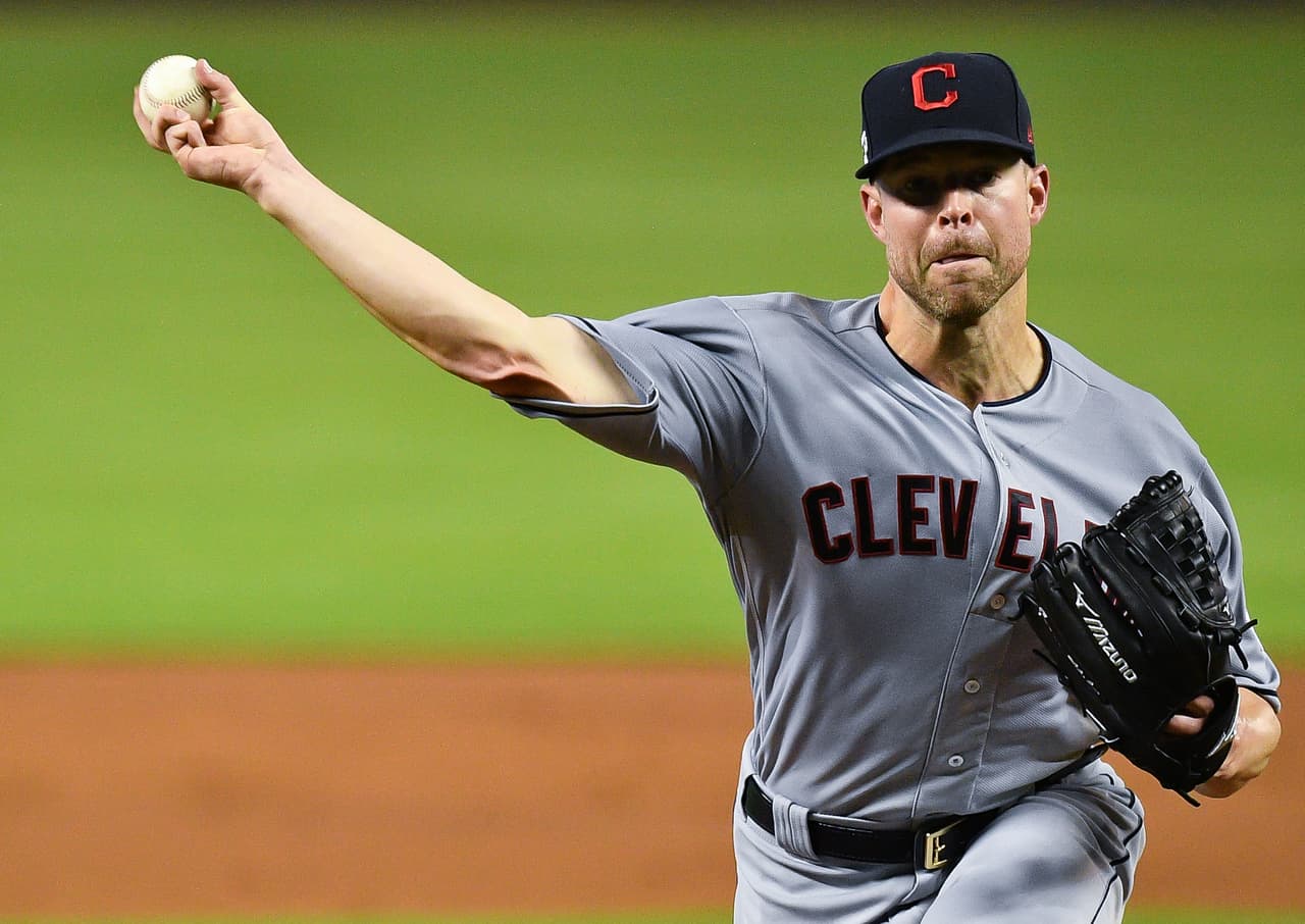 Corey Kluber pasa de los Cleveland Indians a los
<b> </b>Texans Rangers.