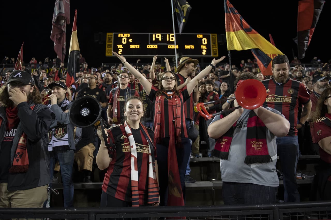 Casi con la totalidad de su capacidad, el estadeio de Kennesaw se prendió con la fiesta de los aficionados locales.