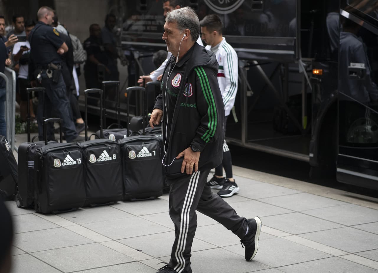 Los futbolistas de la Selección de México arribaron a la ciudad de Houston, donde el sábado entrante se medirán a la de Costa Rica para dirimir un boleto a las Semifinales de la Copa Oro 2019. Entre gritos, porras y mucho entusiasmo, la afición recibió de esta manera a los seleccionados mexicanos.