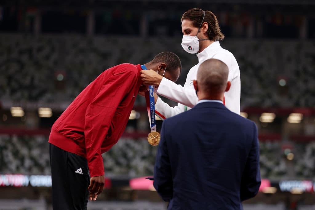 Y sí: dos banderas en una misma asta.