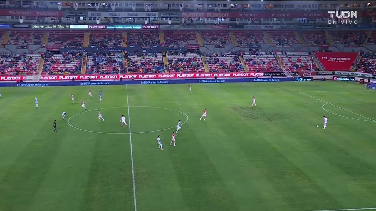 Arranca el partido y la pelota está en juego.