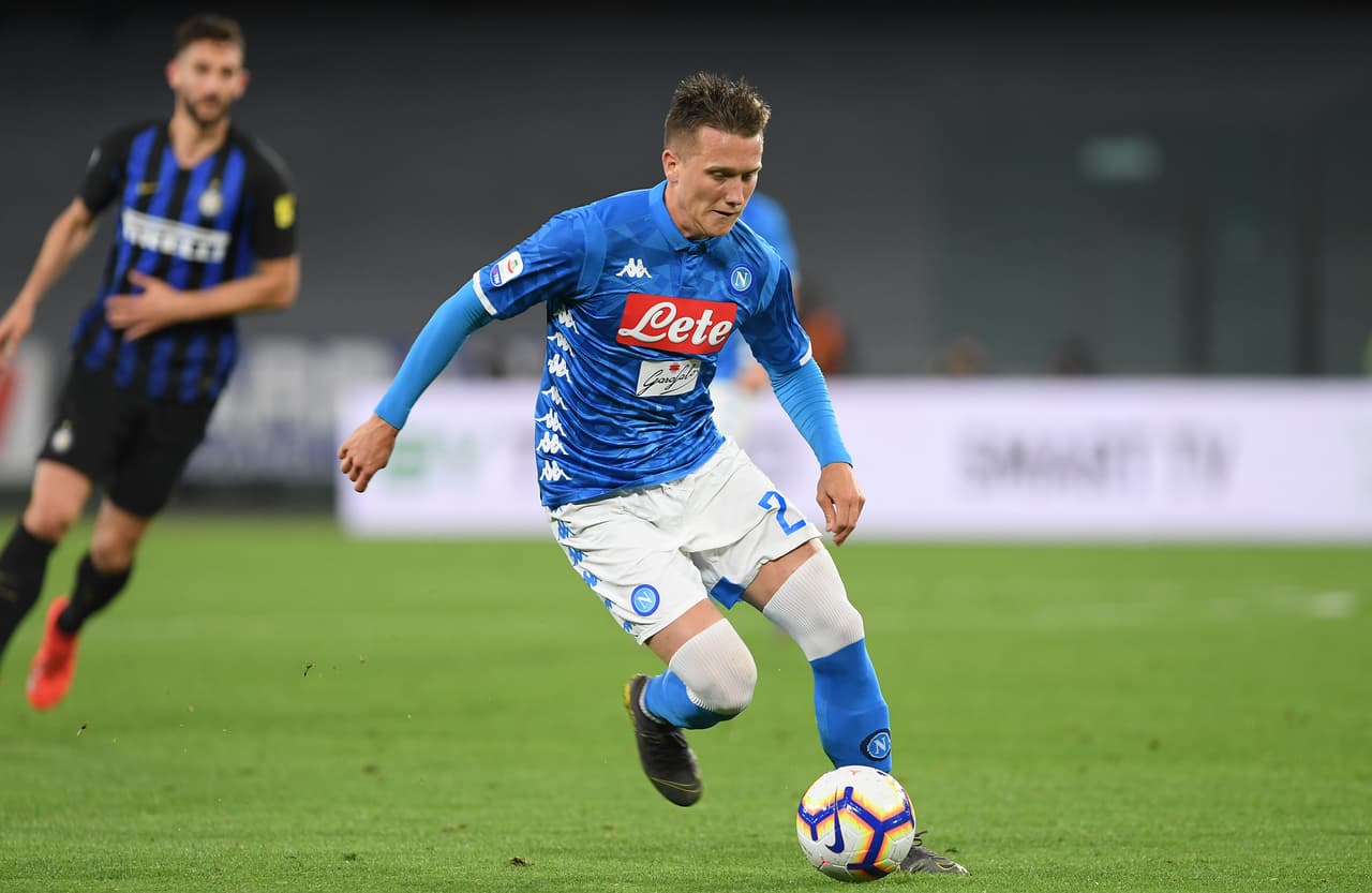 Un elemento que podría asentarse en la banda derecha algunos partidos es Piotr Zielinski. El polaco ha llegado a jugar ahí cuando el Napoli necesita tener más el balón.