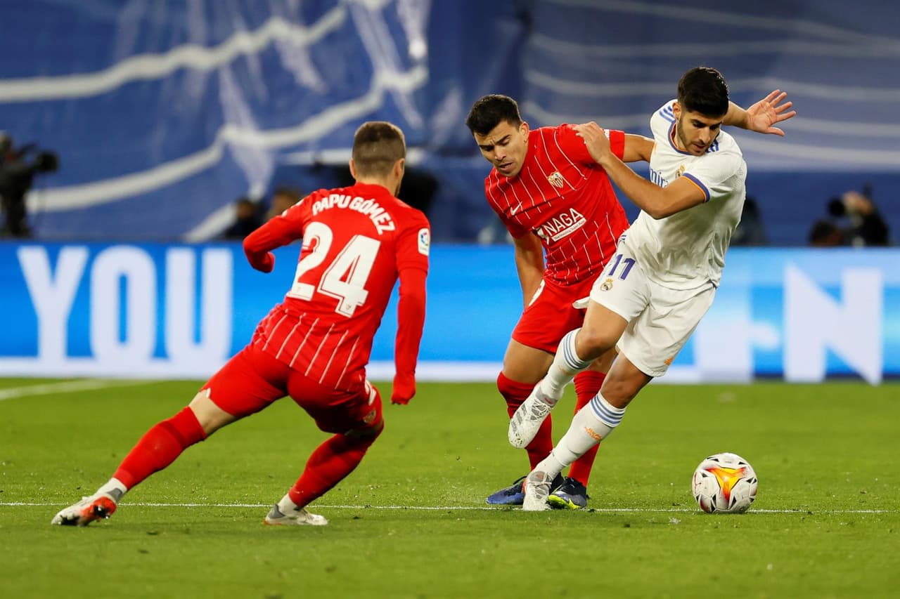 Real Madrid derrota al Sevilla 2-1 con anotaciones de Karim Benzema y Vinicius Jr durante la J15 en La Liga. El único tanto por parte del equipo visitante fue de Rafa Mir al inicio del encuentro. El equipo merengue es líder de la tabla.