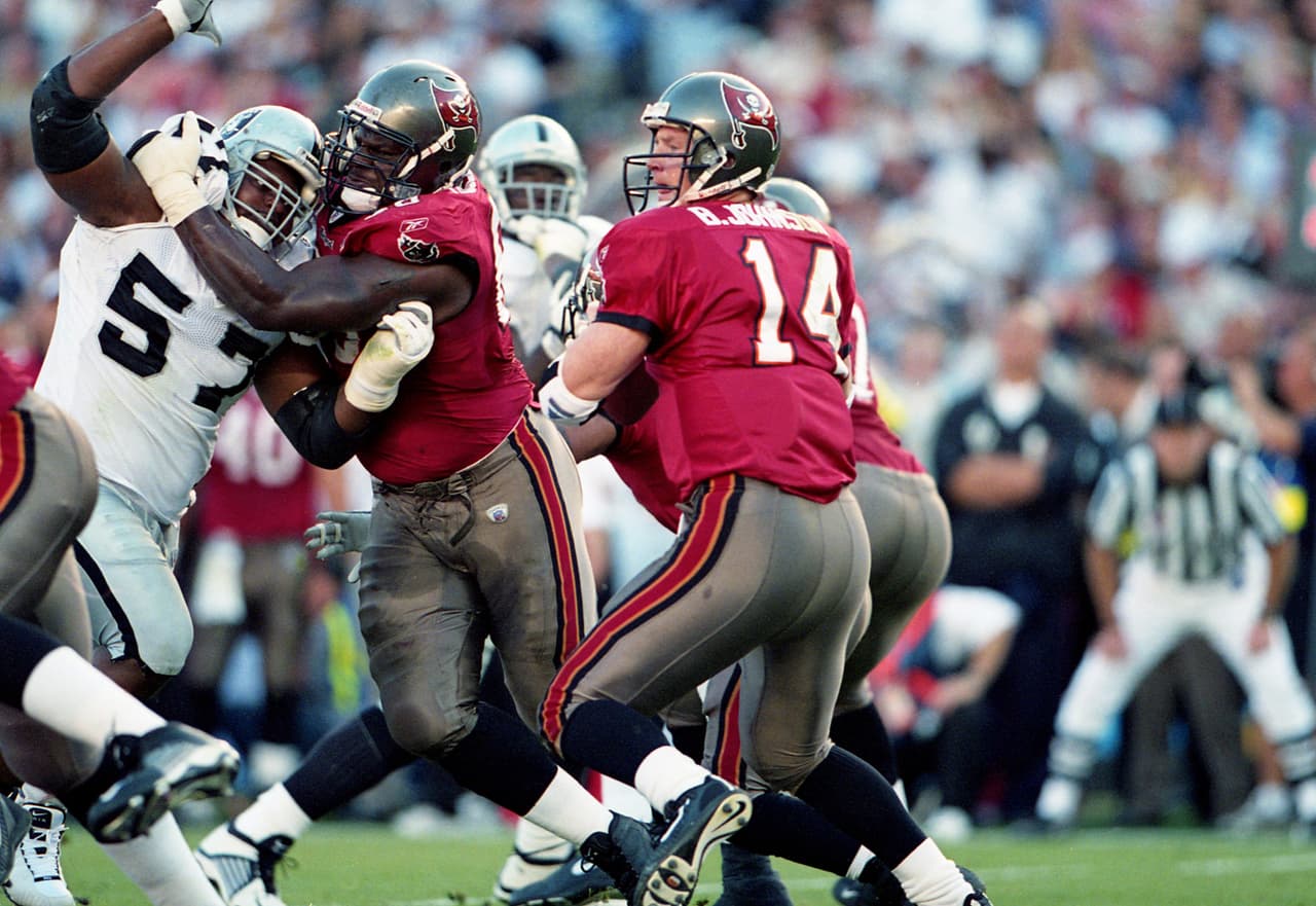 BRAD JOHNSON - Super Bowl XXXVII Seguimos en la época de las situaciones raras, contrarias a la lógica común, rompe estructuras del pensamiento inteligente. Brad Johnson fue seleccionado en la Novena Ronda de 1992 por los Minnesota Vikings. Pasó por la NFL Europa, los Washington Redskins hasta que llegó a Tampa Bay en 2001. Un año después es campeón.