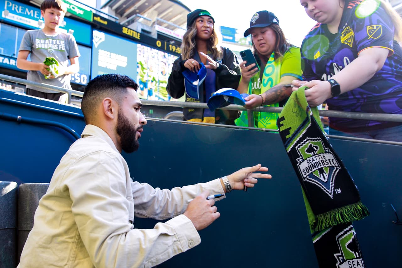 Recién regresado de su participación en la Copa Oro con la selección de El Salvador, Alex Roldán firmó autógrafos para su público.
<br>