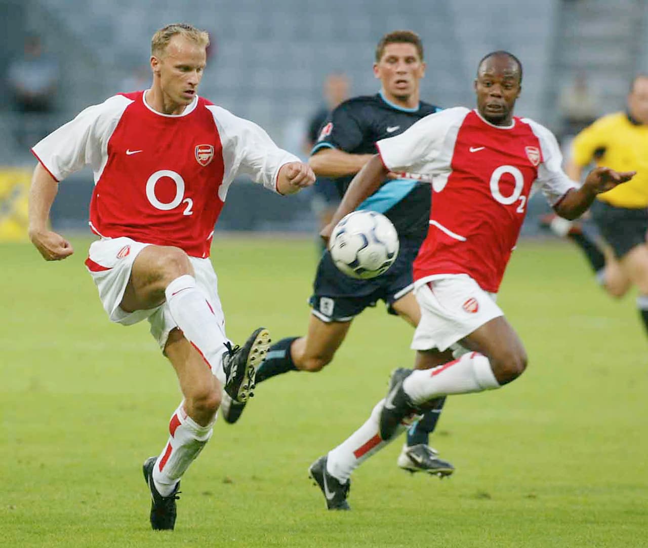 Dennis Bergkamp consiguió brillar con el Arsenal a finales de la década de los años noventa y en su carrera alcanzó a levantar 16 títulos en sus pasos por Holanda, Italia e Inglaterra.