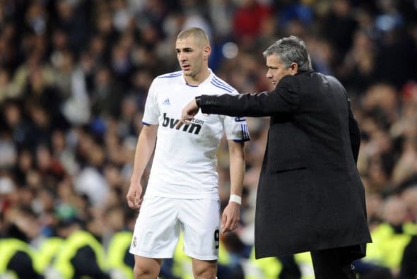 José Mourniho le daba instrucciones a Benzema en busca de una ventaja más amplia.
