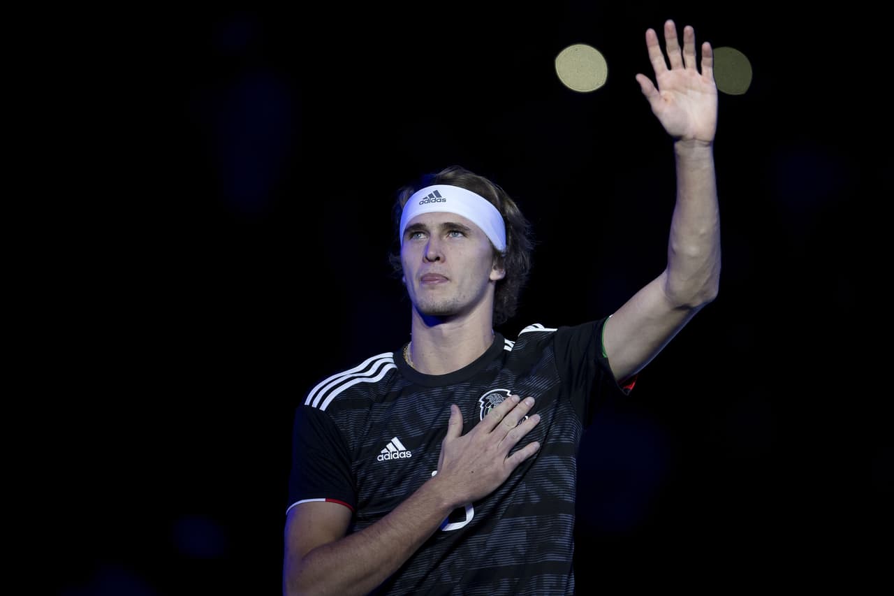 Roger Federer se impuso 2 sets a 1 ante Alexander Zverev en un juego de exhibición que representó una fiesta total en la Plaza de Toros México.