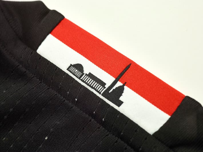 Además, en la parte exterior del cuello se puede observar los monumentos que adornan a Washington, D.C.