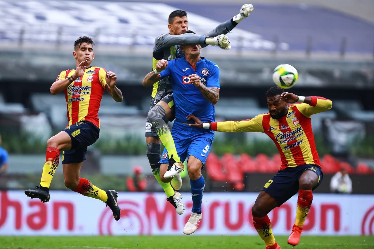 Producto de la intensidad se presentó este fuerte choque entre Malagón y Caraglio. Ambos futbolistas quedaron tendidos en el campo.