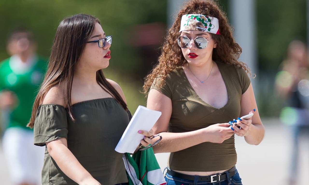 El colorido y la belleza de las fanáticas dibujó la fiesta de los hinchas en los cuartos de final entre México y Honduras en la Copa Oro, que mostró de nuevo la fidelidad de los seguidores en Estados Unidos.