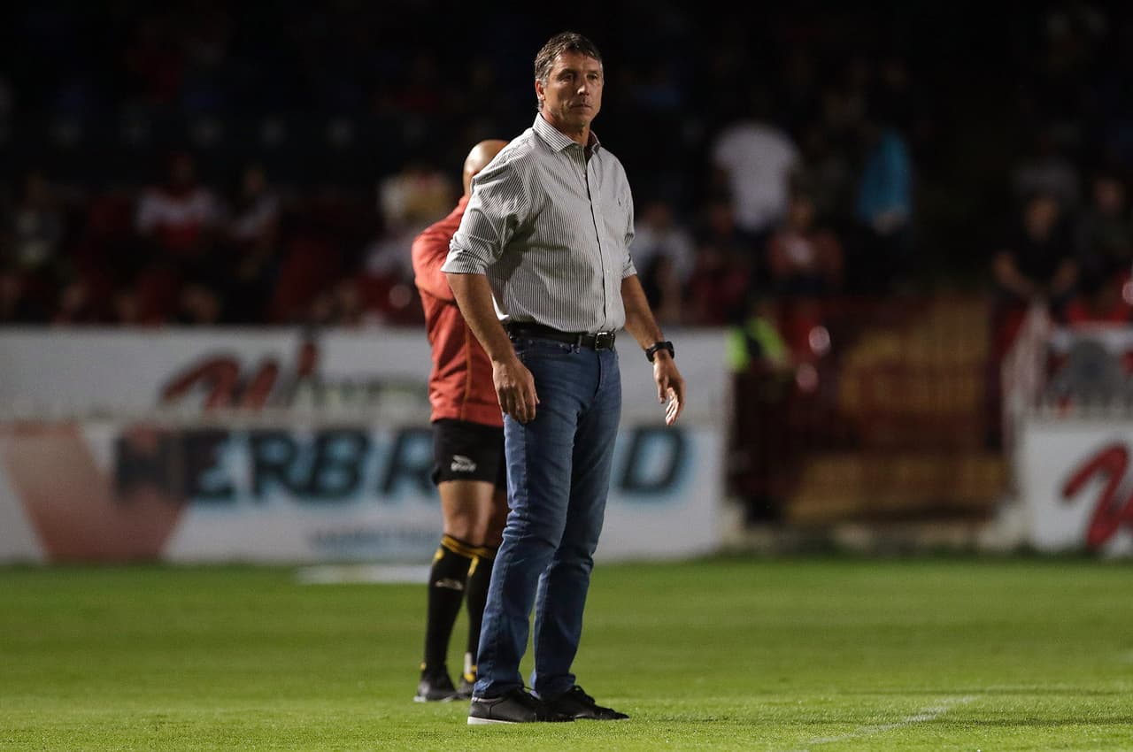 Robert Dante Siboldi, tecnico del Veracruz, observando el juego de la Jornada 3 del Clausura 2019 de la Copa MX, entre Tiburones Rojos y Lobos.