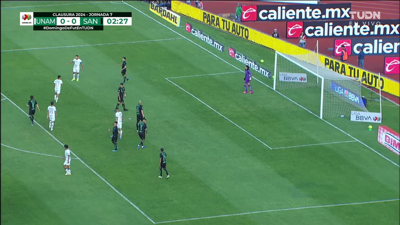 ¡TIRO ATAJADO! disparo por Piero Quispe.