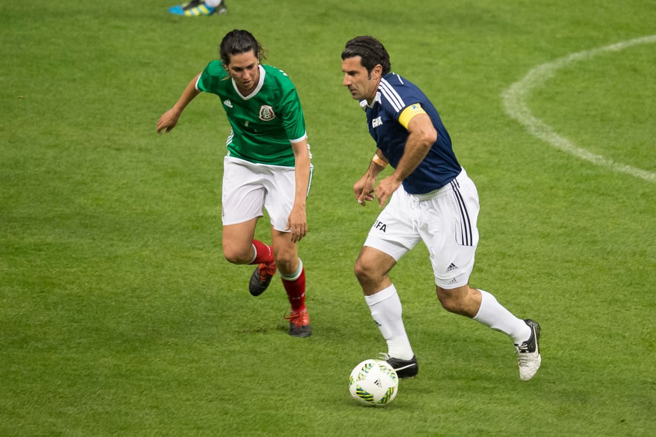 El ex jugador del Barcelona y Real Madrid, Luis Filipe Madeira "Figo", se encargó de marcar diferencia en el primer lapso al marcar dos goles, con los que su equipo lograba una ventaja de 3-0.