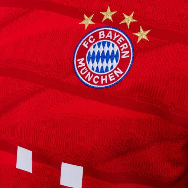 El Bayern Múnich ha hecho el lanzamiento de su nueva playera para la próxima temporada, la cual será estrenada en los últimos duelos del equipo: la Final de la DFB Pokal (ante RB Leipzig) y la jornada 34 de la Bundesliga en la que esperan confirmar su título con un triunfo ante Eintracht Frankfurt. El jersey vuelve a tener unas patrones en el fondo y a ser completamente roja, sin detalles azules oscuros.
