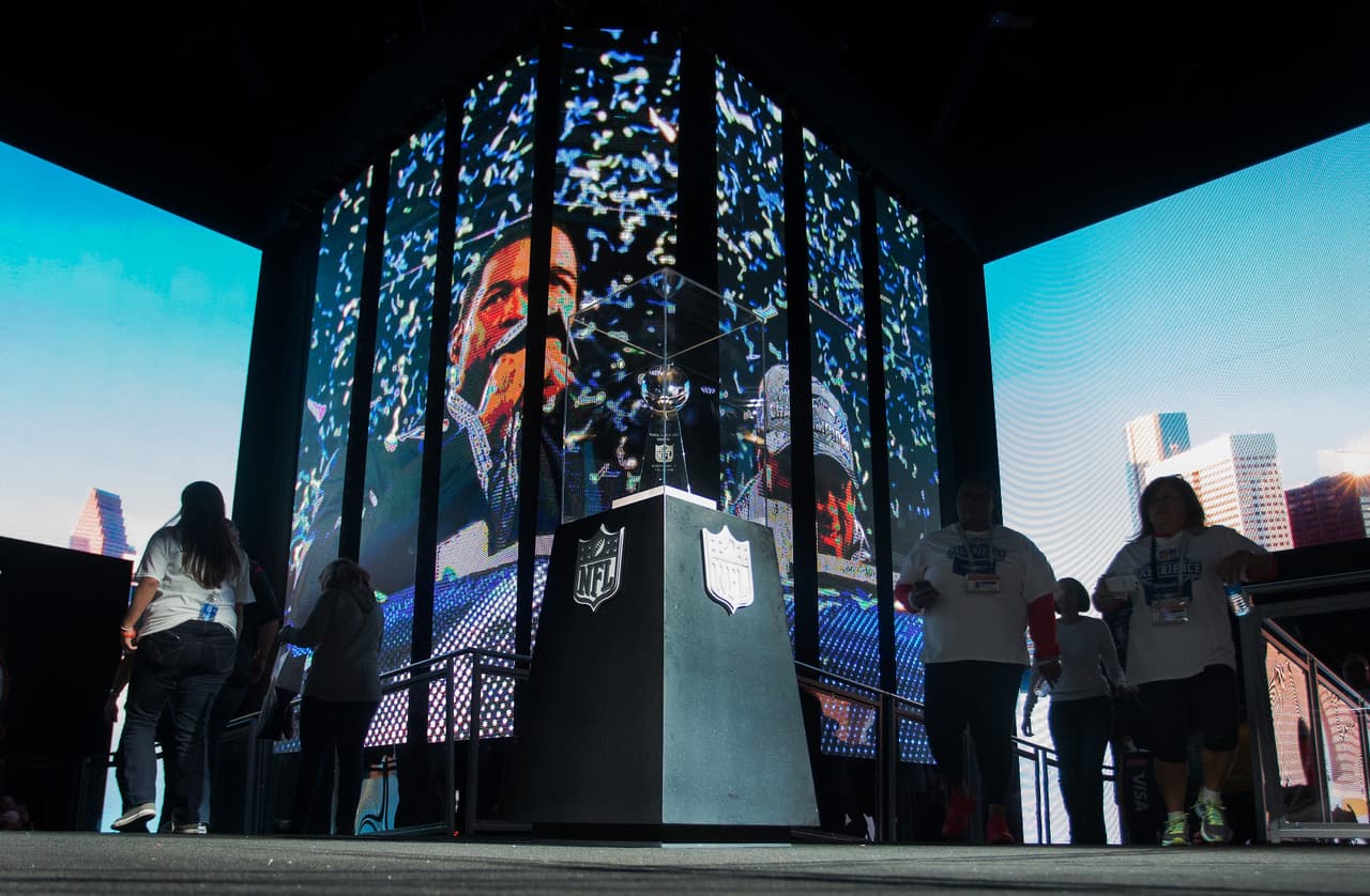 Las pantallas muestran las entrevistas y reviven los momentos de los prtoagonistas del Super Bowl.