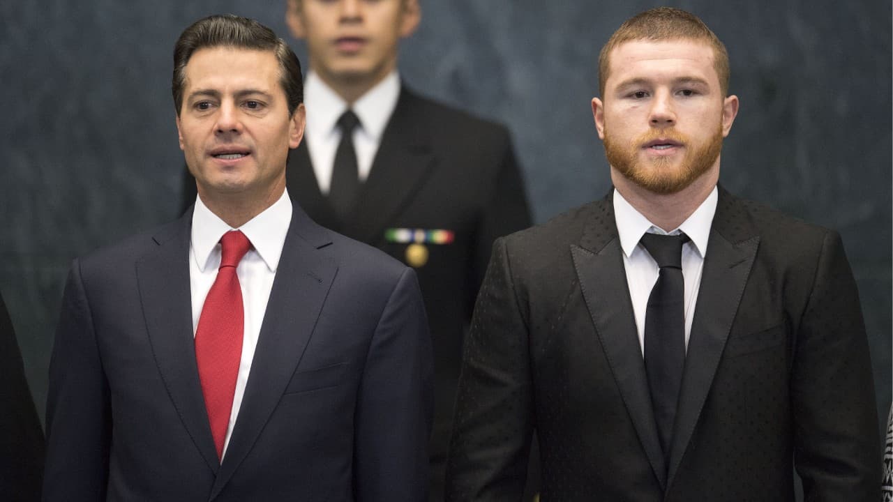 Enrique Peña Nieto le entregó el PND a Saúl Álvarez.