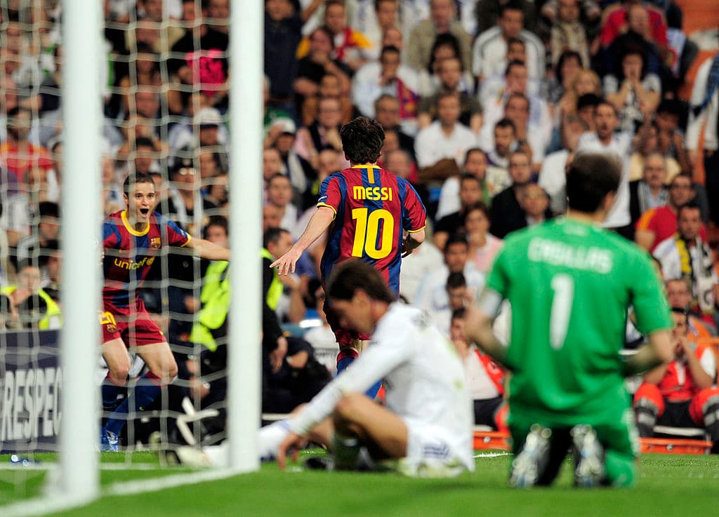 Barcelona y Real Madrid mantenían su rivalidad más extrema de las últimas décadas con Guardiola y Mourinho al frente de los equipos, y con múltiples e importantes enfrentamientos.
<br>Así, en las Semifinales de la Champions del 2010-11, el conjunto catalán visitó el Bernabéu para el juego de ida.
<br>Messi marcó los dos goles con los que el cuadro azulgrana se impuso esa tarde e hizo uno de los partidos más recordados de su carrera.