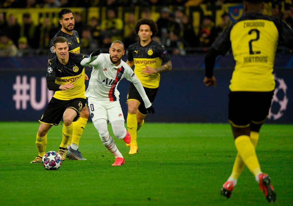 Neymar se escapa de manera ingeniosa de dos rivales y filtra el balón para Mbappé.