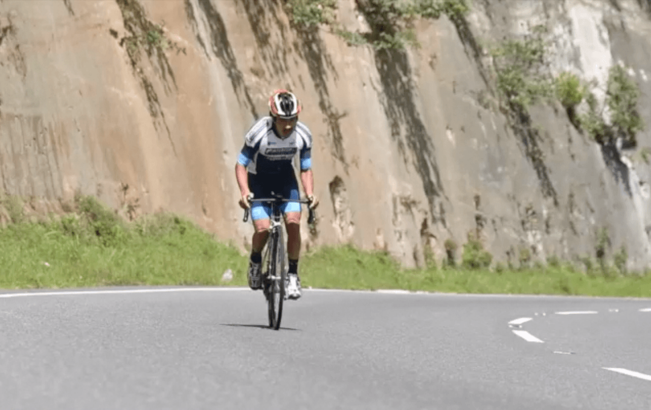 El 
<a href="https://www.univision.com/temas/coronavirus">coronavirus</a> tambien afecta la vida en 
<b>Guatemala</b>, en donde la crisis de la pandemia también ha cerrado centros deportivos y gimnasios. Pero al ciclista 
<b>William Vicente</b> las limitaciones de la crisis de salud, desataron su creatividad.