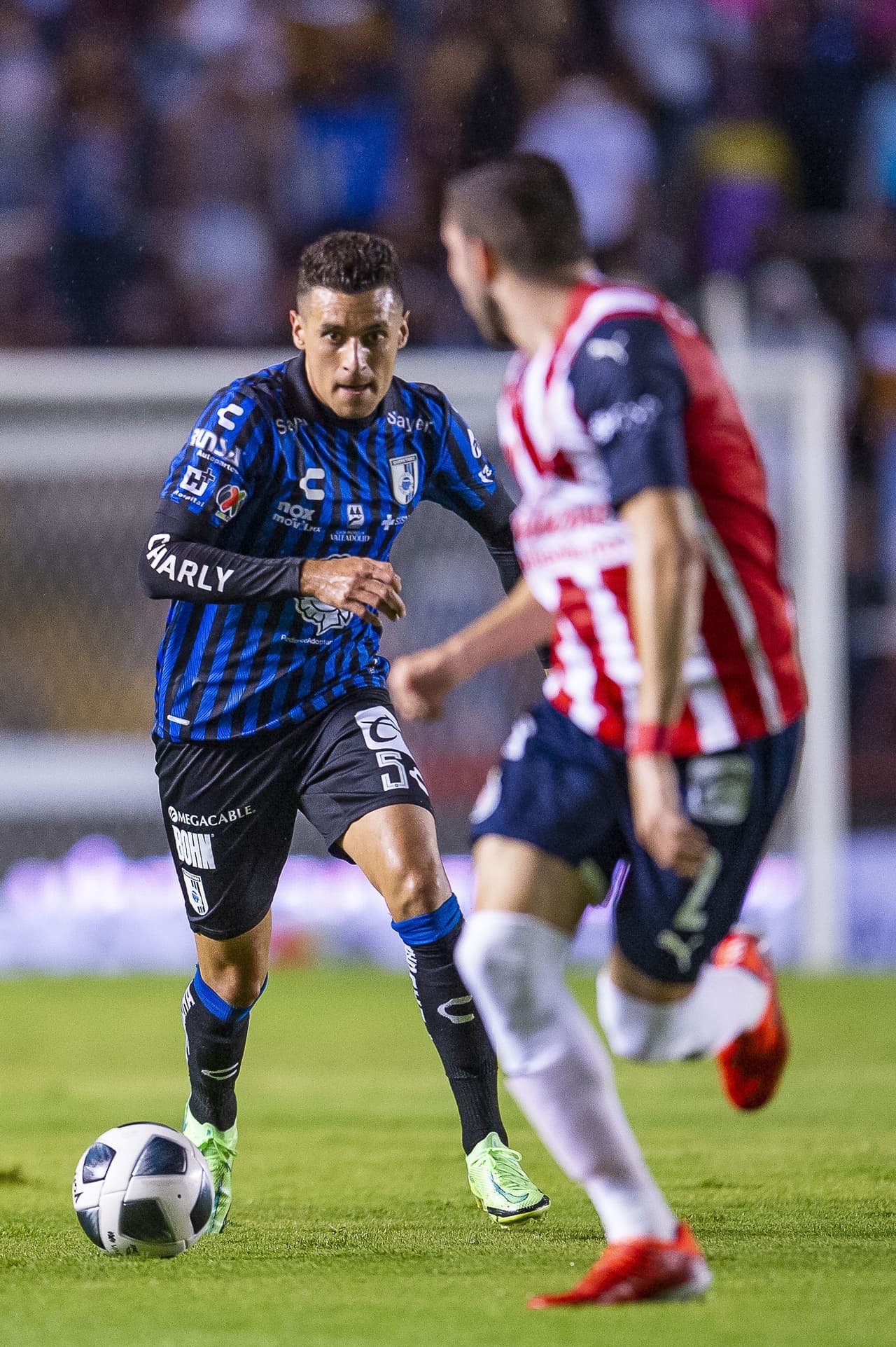 Jonathan Dos Santos es el héroe de la noche, ya que su solitario gol le da un valioso triunfo a Querétaro 1-0 sobre las Chivas.