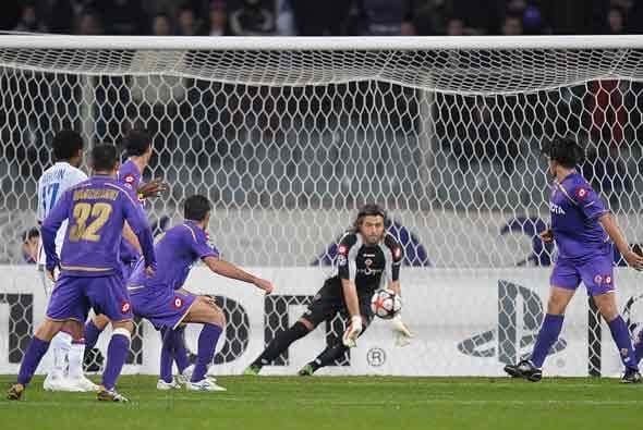 La Fiorentina aguató bien y se metió en octavos de final junto con el derrotado Lyon.