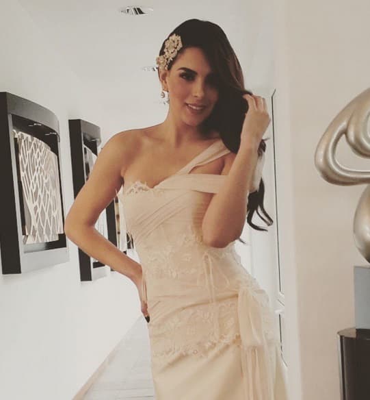 Lluvia es una bella conductor mexicana que conquistó el corazón del jugador de Tigres. La bella novia de Aquino es una de las mujeres mas hermosa de Monterrey.
