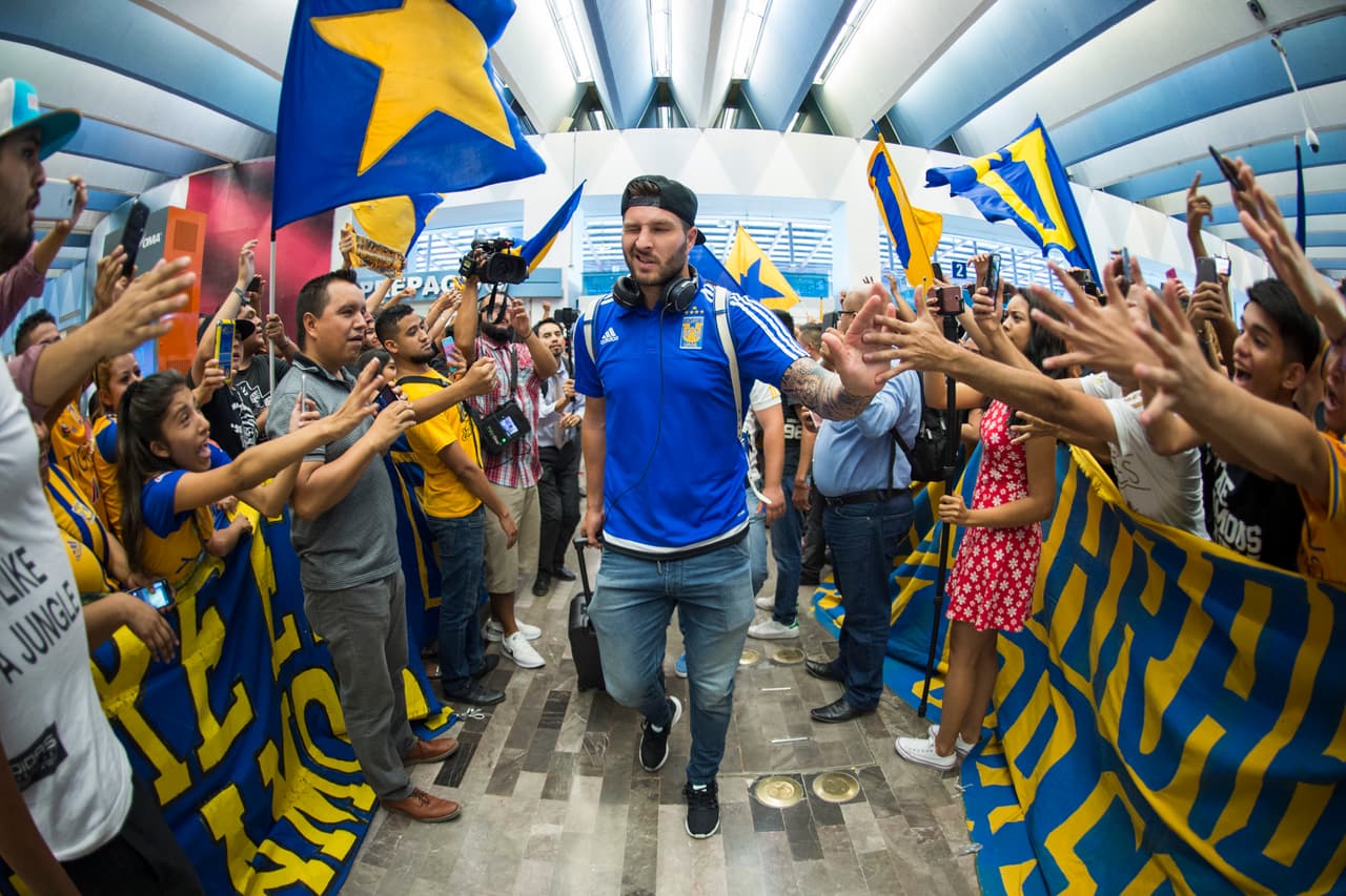 Cientos de personas despidieron a sus ídolo de Tigres en su camino para enfrentar a Pachuca en el estadio Hidalgo en el partido de vuelta de la gran final de la Liga de Campeones de la Concacaf, cuya serie va igualada 1-1.
