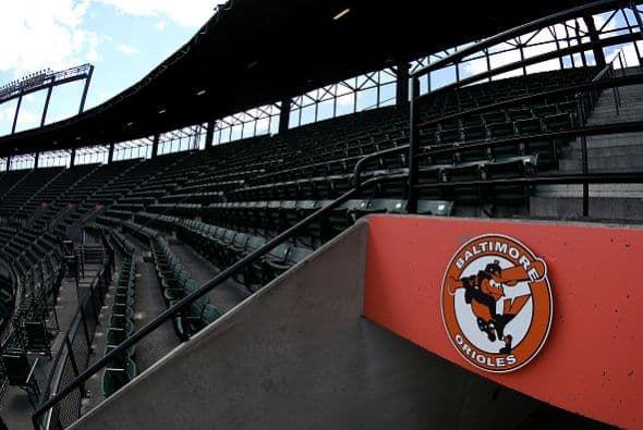 Mientras los ánimos siguen caldeados en Baltimore, los Orioles jugaron contra los Medias Blancas, pero en un estadio vacío, por primera vez en la historia.