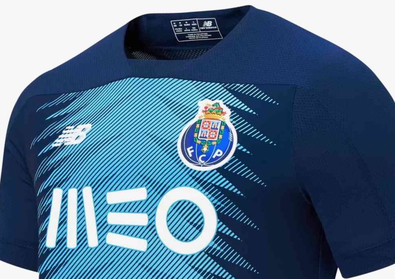 Ya está lista. El F.C. Porto anunció su tercera playera para la nueva temporada la cual destaca por su color azul oscuro y unos patrones en el pecho que recuerdan la textura del mítico dragón, emblema del club, en tonos más claros. Tecatito y compañía lucirán esta prenda buscando ganar la Liga, las Taças y pelear la Champions.