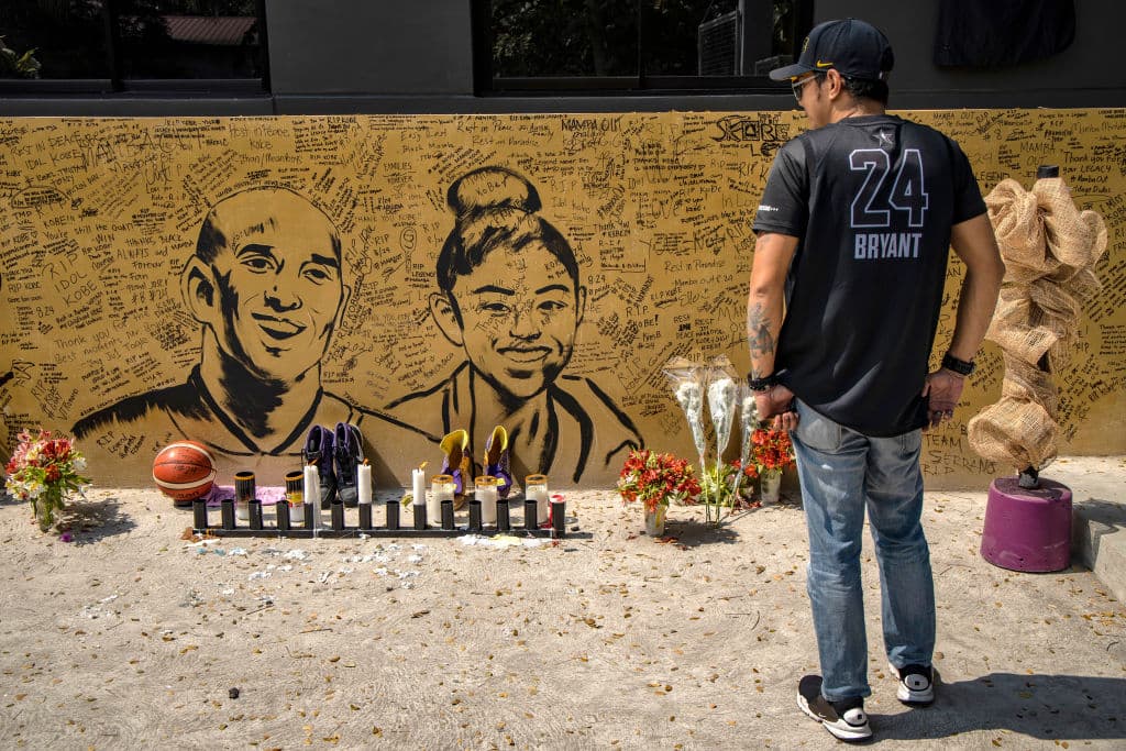 Artistas urbanos crearon una pintura gigante, en una cancha de básquetbol, con la figura de Kobe y su hija Gianna Bryant. Black Mamba era un ídolo en Filipinas.