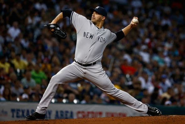 El máximo ganador de partidos en postemporada es Andy Pettitte, mayormente con los Yankees con quienes se retiró tras 18 temporadas en las Ligas Mayores en donde brilló destacando sus cinco títulos de Serie Mundial.