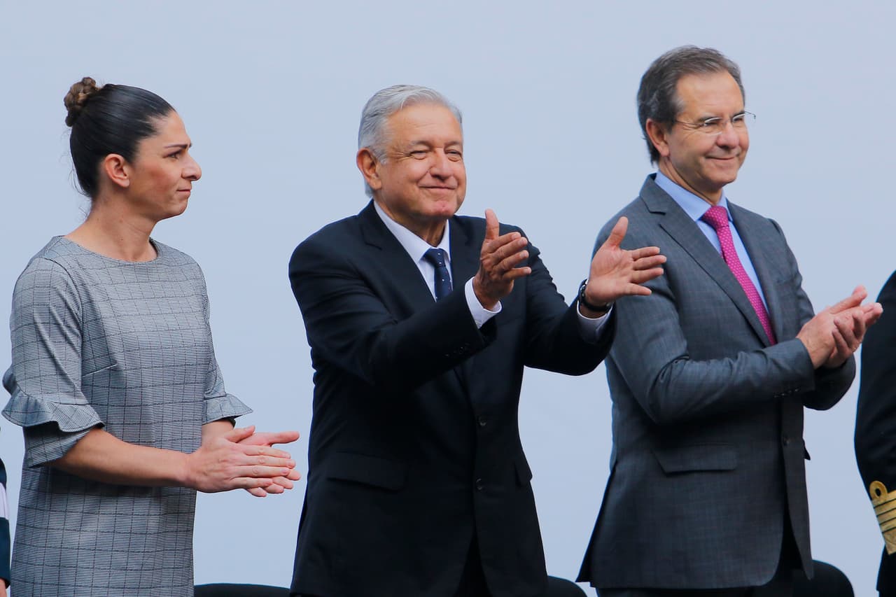 El momento de cambio que vive México ayudará a que sus deportistas tengan una buena actuación en los Juegos Panamericanos de Lima 2019, señaló el presidente Andrés Manuel López Obrador durante el abanderamiento de la delegación mexicana que acudirá a la justa continental. Los Panamericanos de Lima arrancan el viernes 26 de julio y México irá con la meta de lograr su mejor actuación en unos juegos realizados fuera de casa.“Estoy seguro que se obtendrán buenos resultados porque se viven momentos de cambio en el país”, destacó López Obrador, quien asumió el gobierno en diciembre pasado. “Siempre que hay una transformación se avanza en lo cultural y en lo deportivo, así ocurrió después de la Revolución Mexicana y por eso estoy seguro que tendremos buenos resultados y que ustedes tendrán un buen desempeño”.