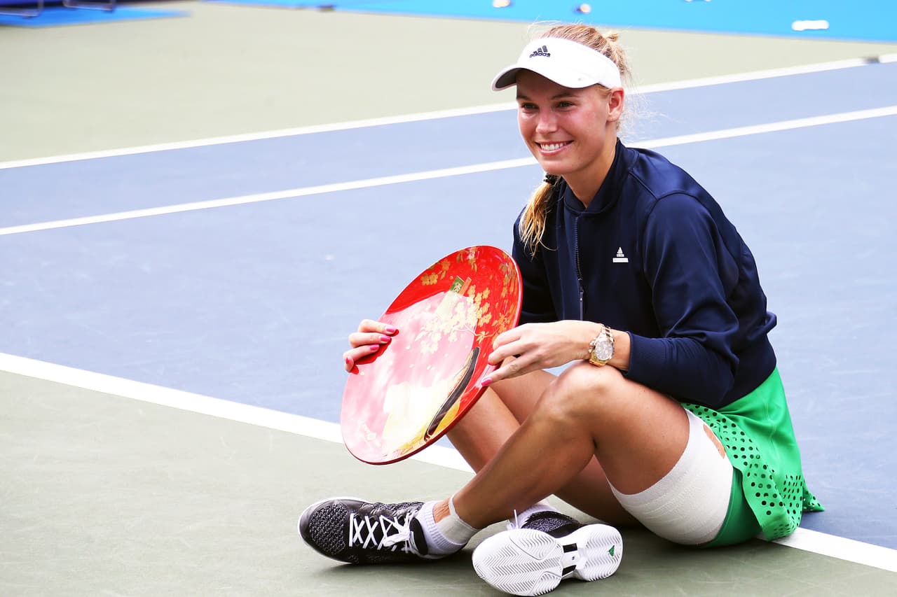 Caroline Wozniacki, exnúmero uno del mundo y ahora 19 en el ranking, es una figura reconocida en el tenis mundial no solo por su capacidad sino por su rostro angelical y su cuerpo atlético. La danesa tiene una gran combinación entre su buen juego y su sobresaliente belleza que la hacen un referente en WTA.