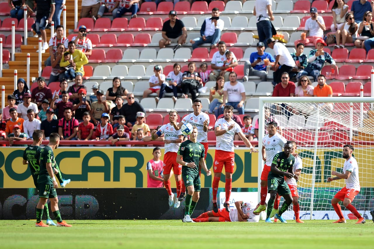 Antes del descanso los Guerreros tuvieron otra oportunidad de gol en una jugada donde Lozano cobró un tiro libre que se estrelló en el travesaño.