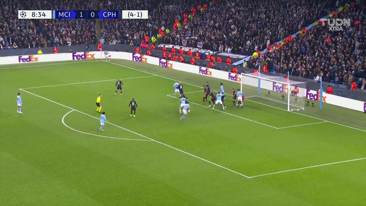 ¡CERCA! Rodri disparó que se estrella en el poste.