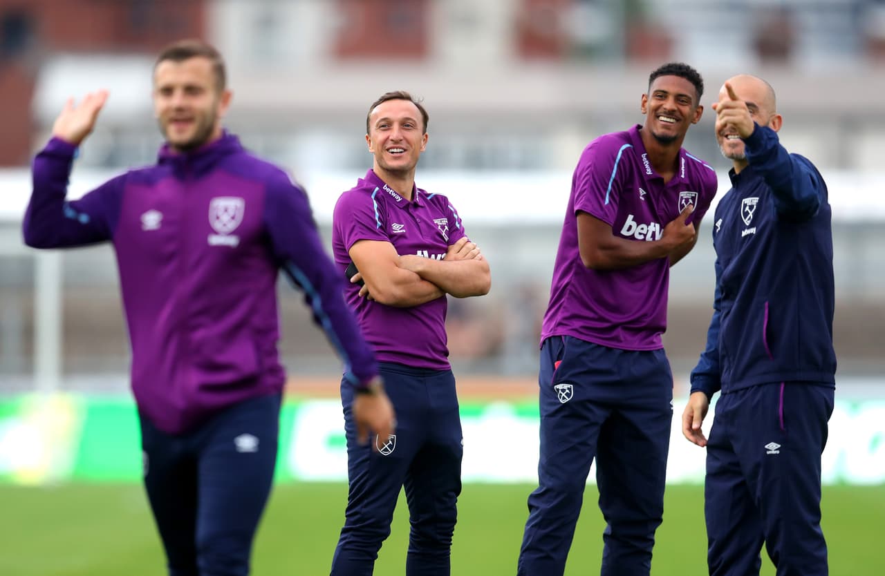 Los jugadores del West Ham bromean entre ellos antes de enfrentar al local galés.