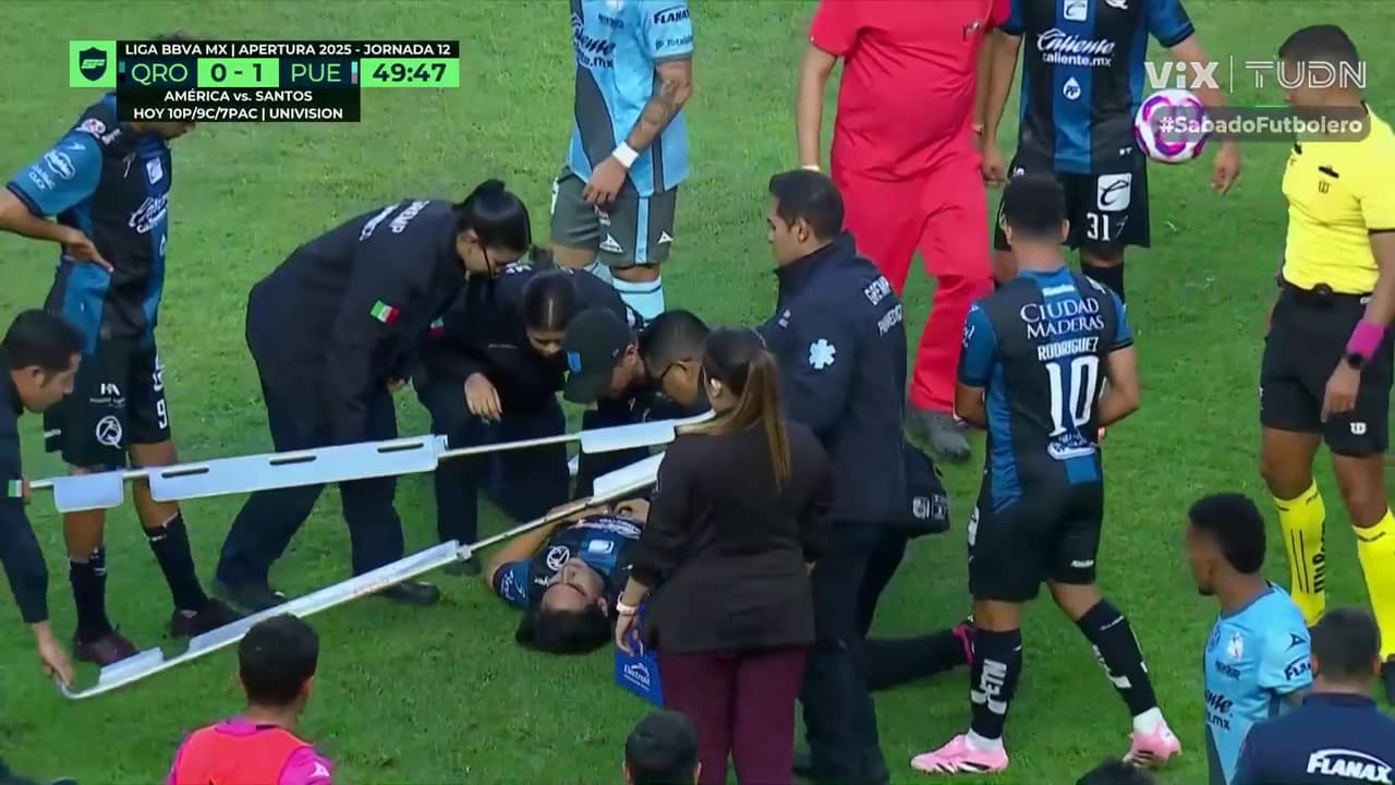 ¡Choque de miedo! Gamarra impacta a Aldahir Pérez y se lo llevan en camilla