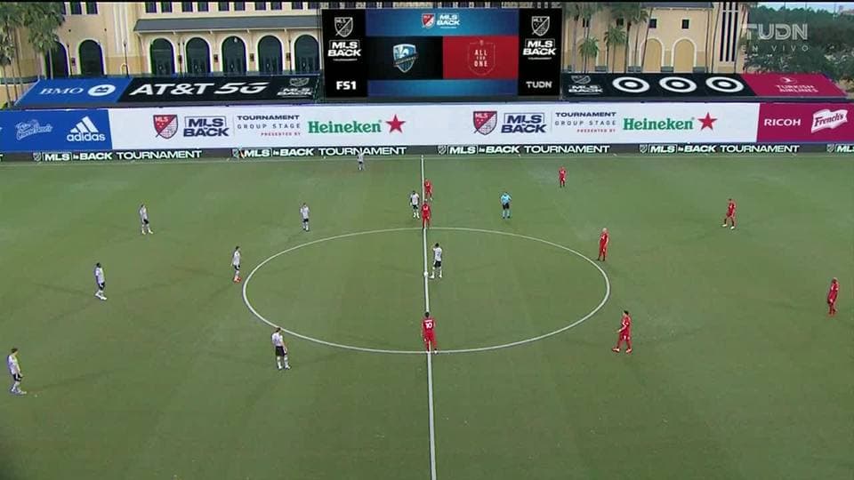 Arranca el partido y la pelota está en juego.