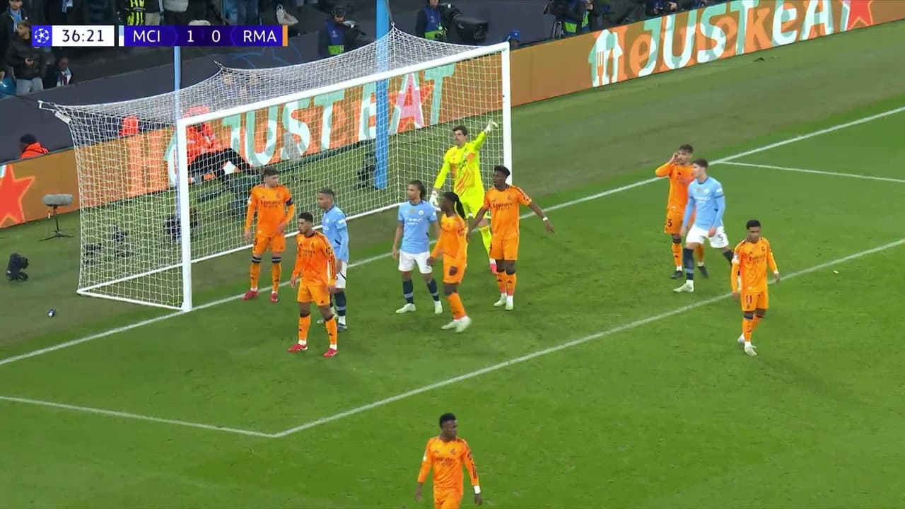 ¡CERCA! Manuel Akanji disparó que se estrella en el poste.