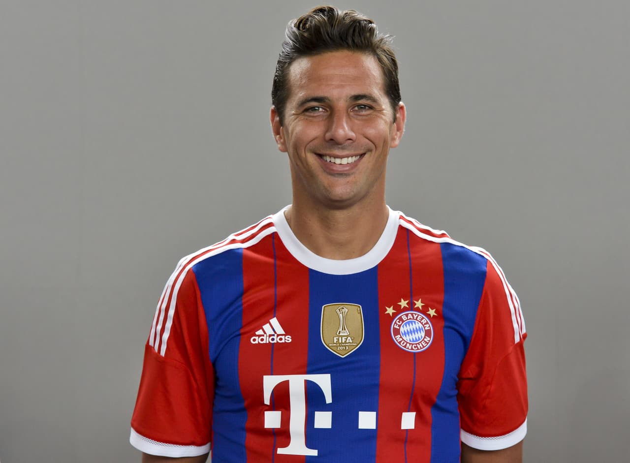 El veterano jugador peruano Claudio Pizarro anunció su salida del Bayern Munich quien le había ofrecido el cargo de asistente técnico del club pero el sudamericano prefirió seguir jugando.