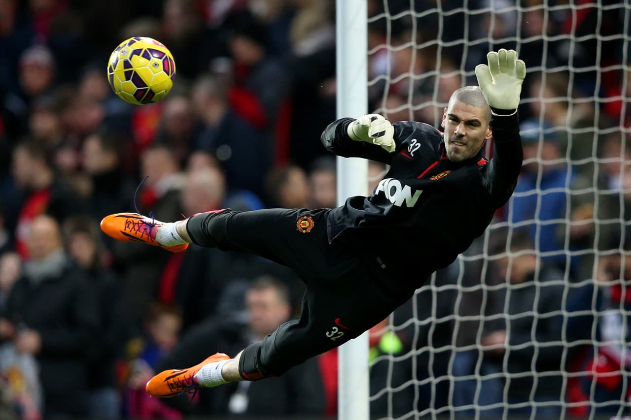 Víctor Valdés tiene una pésima relación con su entrenador en el Manchester United Louis van Gaal quien lo mandó a entrenar con el equipo filial y por tal motivo todo indicaba que el portero español saldría del equipo inglés.