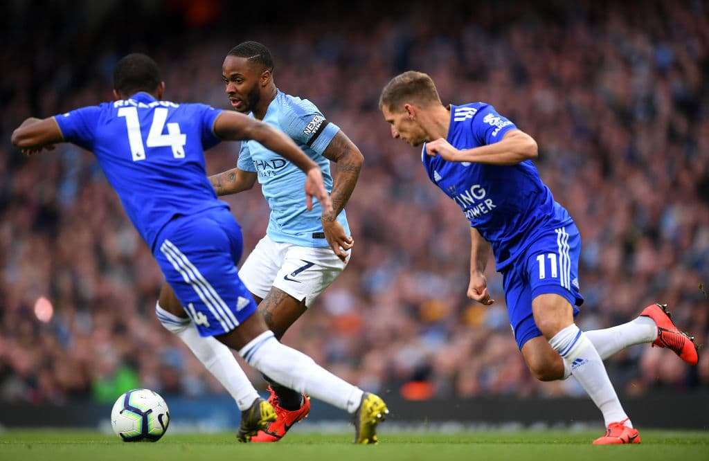 Raheem Sterling de Manchester City es cercado por Ricardo Pereira y Marc Albrighton del Leicester City. Un equipo local que salió muy agresivo desde el pitazo inicial.