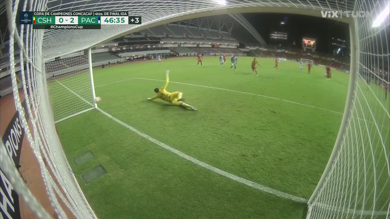 ¡Se salva Herediano del tercero! Disparo de Deossa