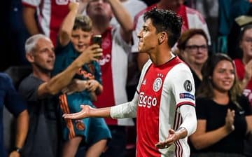 El mexicano anotó con un cabezazo para adelantar al Ajax y encarrilar su pase a la Fase de Grupos.