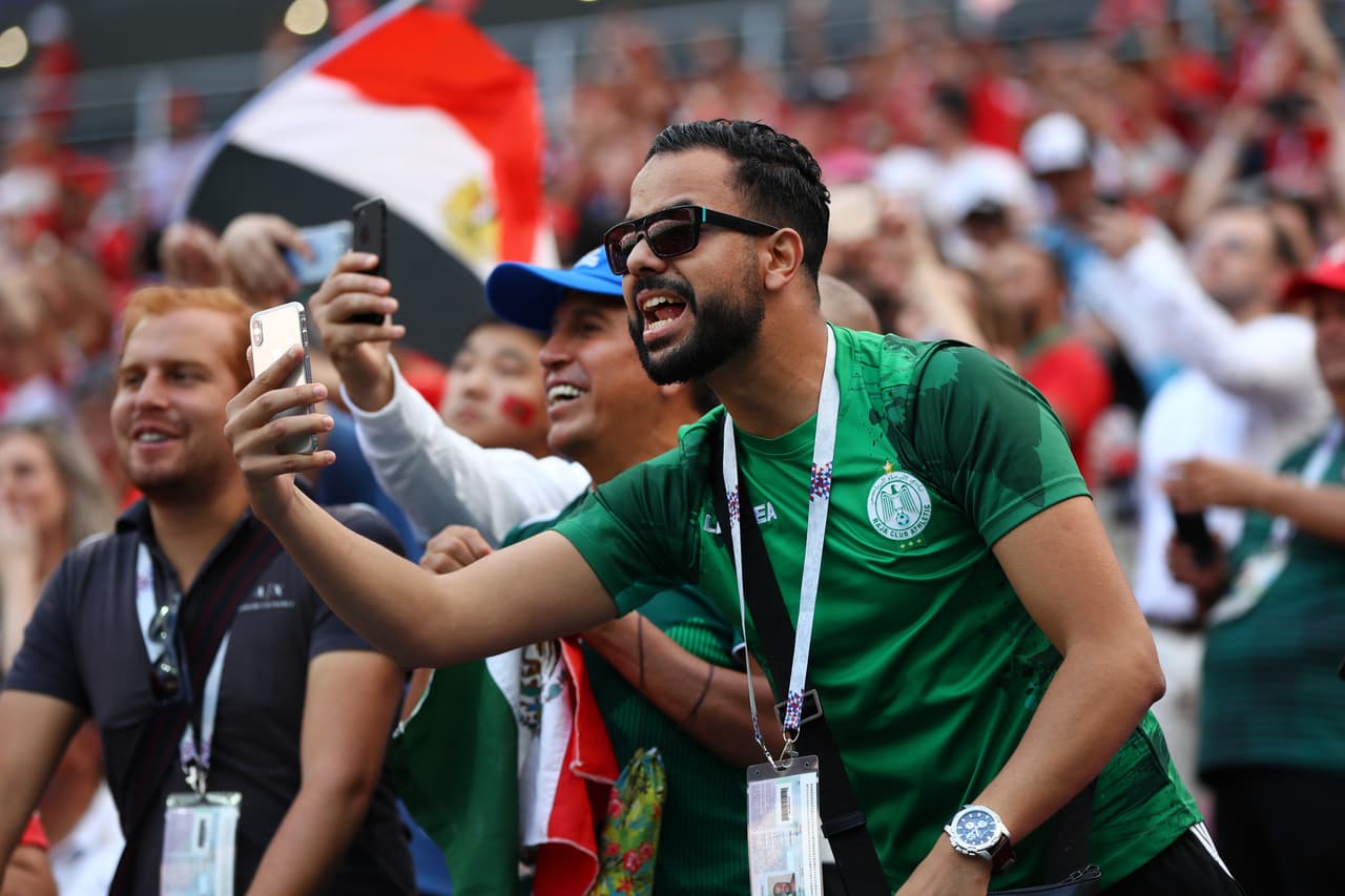 Las máscaras y demás atuendos de los fanáticos hacen parte del colorido en la fiesta del partido entre Portugal y Marruecos en la segunda fecha del grupo B del Mundial de Rusia 2018.