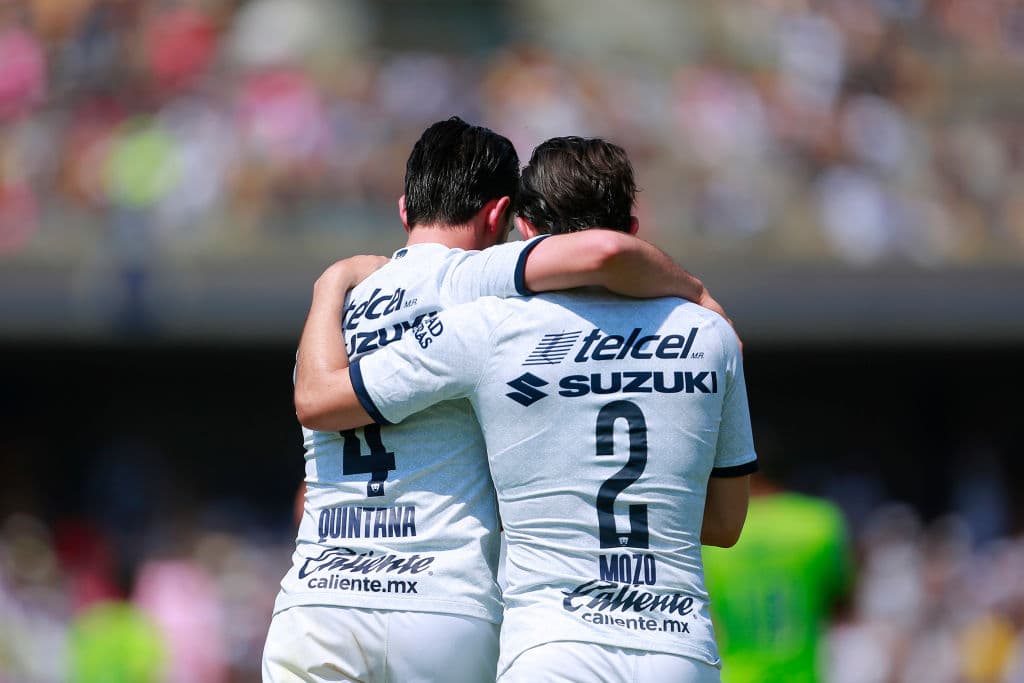 Los canteranos de Pumas, Quintana y Mozo, festejan el tanto juntos con un abrazo de amigos.