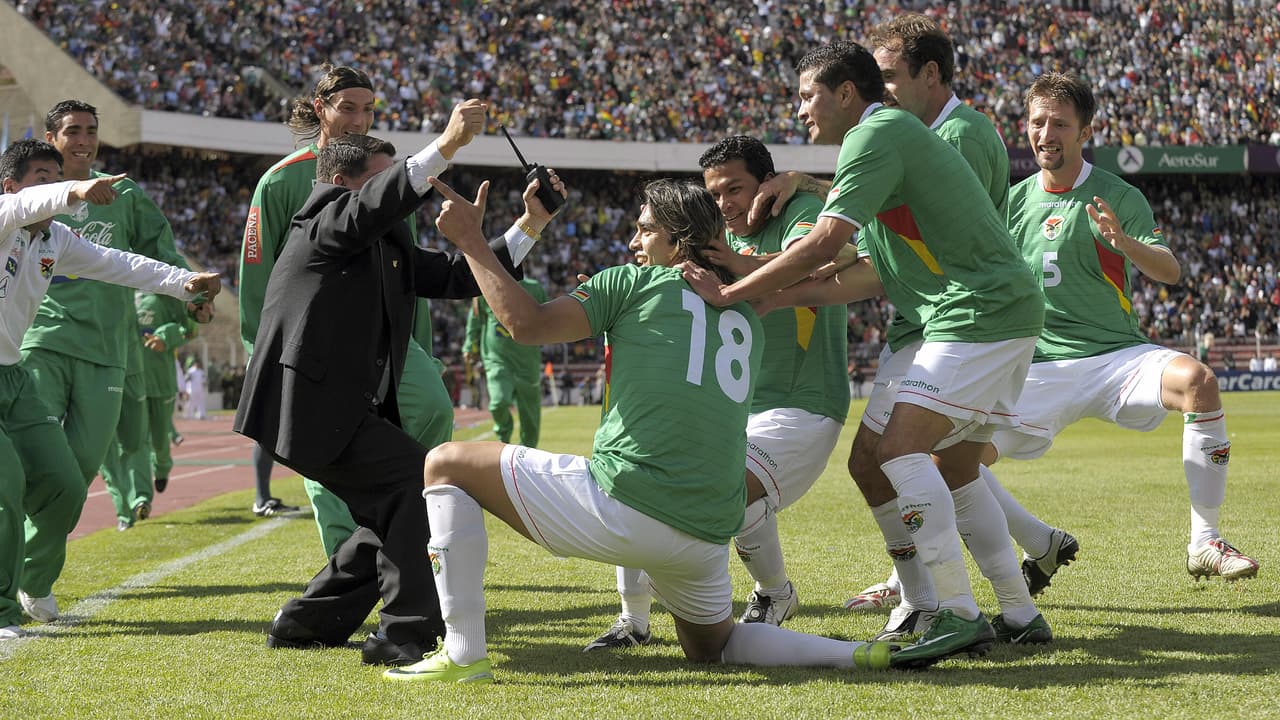 Martins y sus compañerlos celebraban cada gol como si fuese en la final de un Mundial, al que no van desde Estados Unidos 1994. El estadio Hernando Siles estallaba de júbilo.
