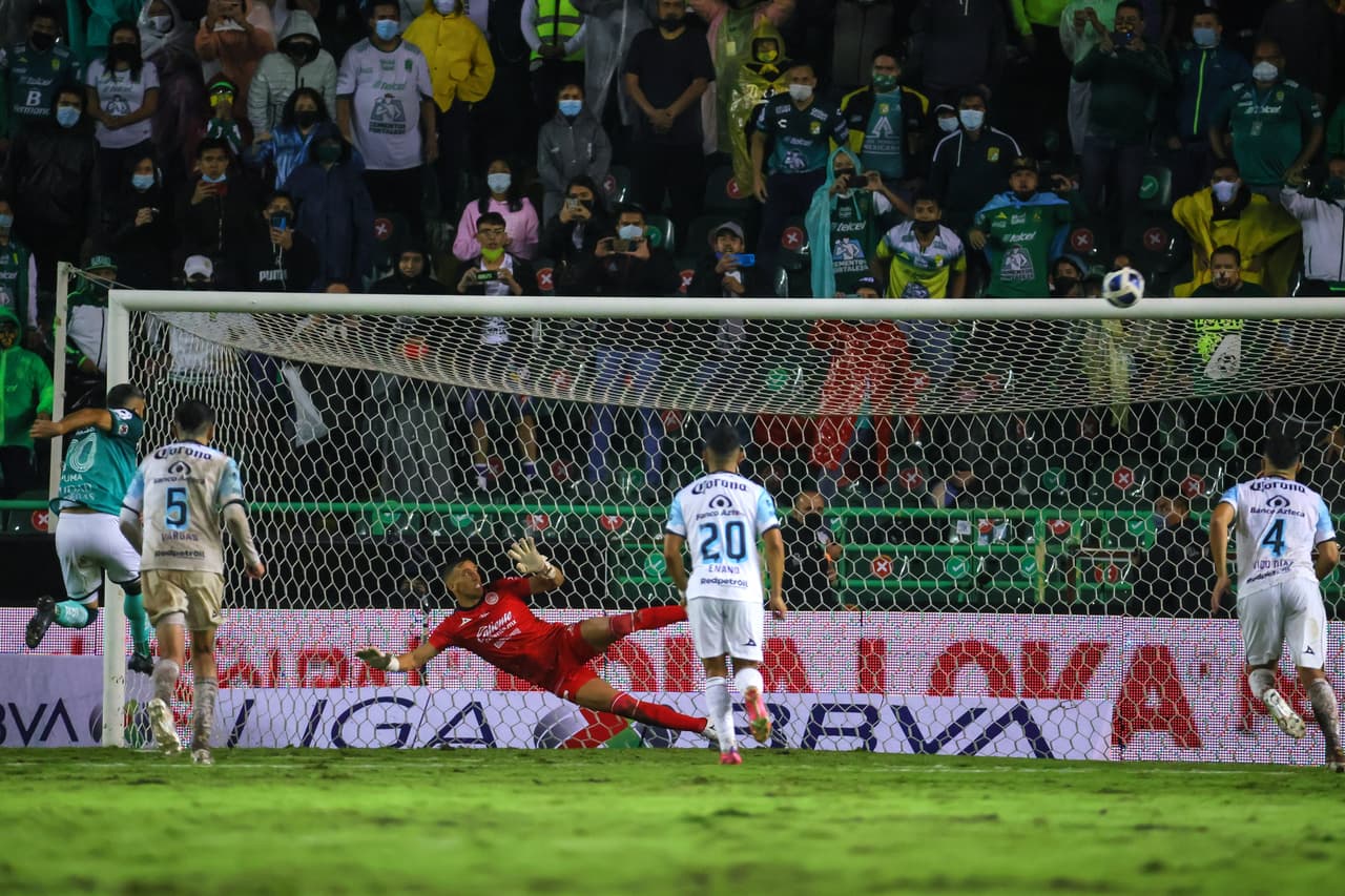 A cinco minutos del fina, Gigliotti se daría el lujo de volar un penal a pesar de haber engañado a Vikonis durante su ejecución.